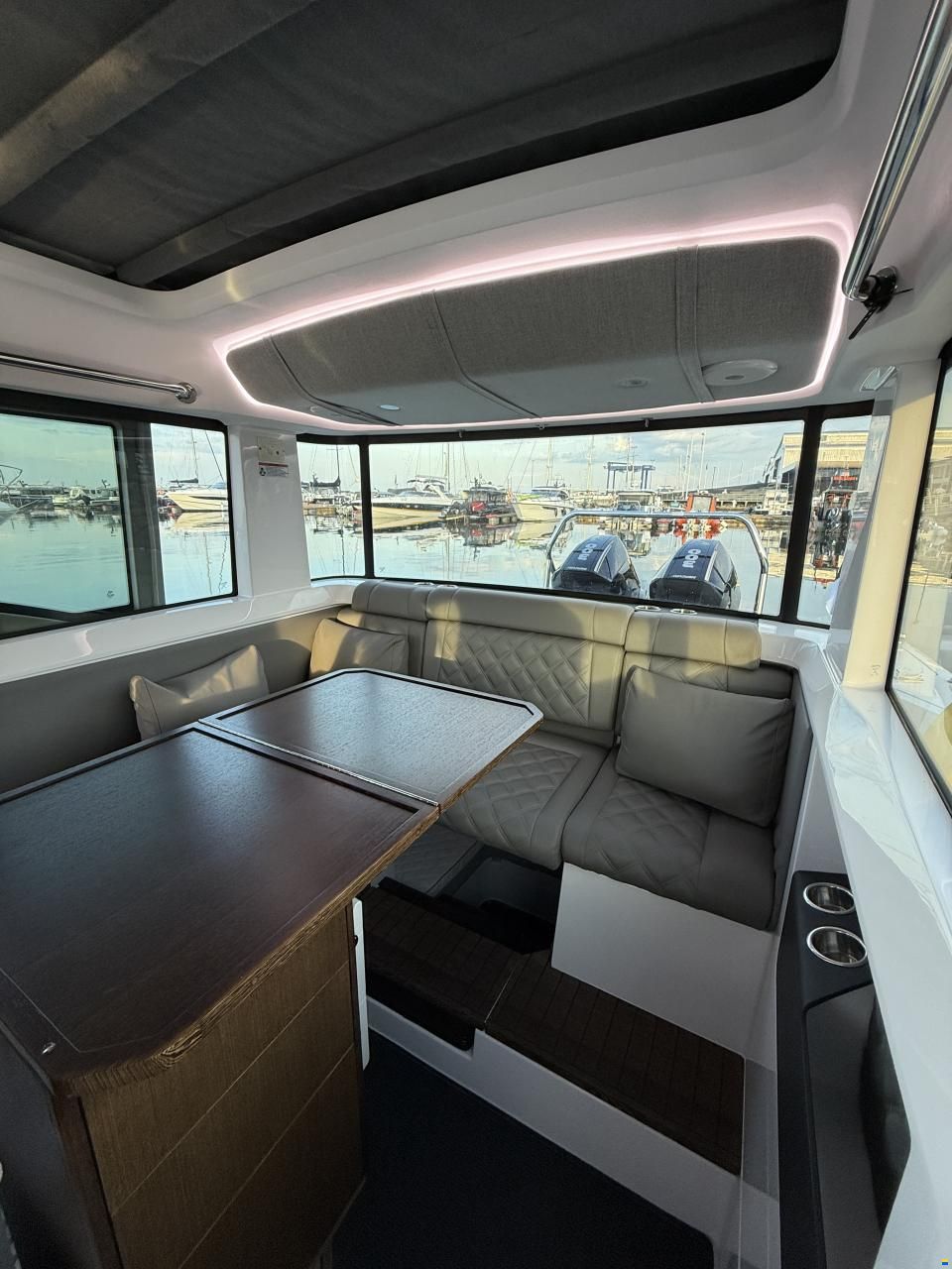 Axopar 37 XC Cross Cabin