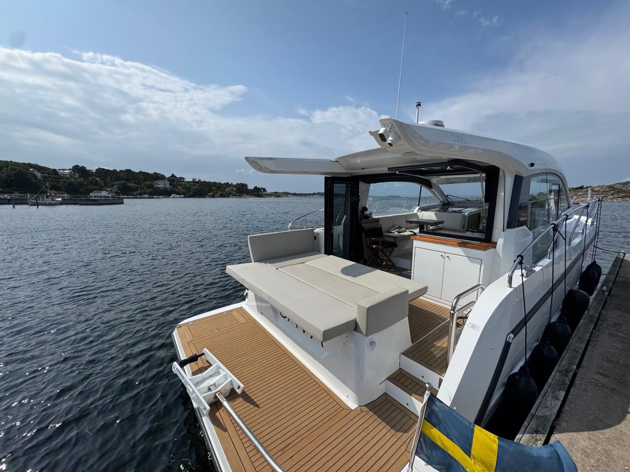 Sealine C390