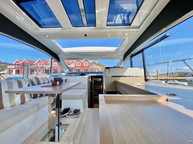 Sealine C390