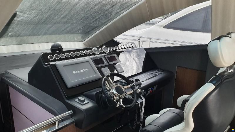 Galeon Skydeck 700