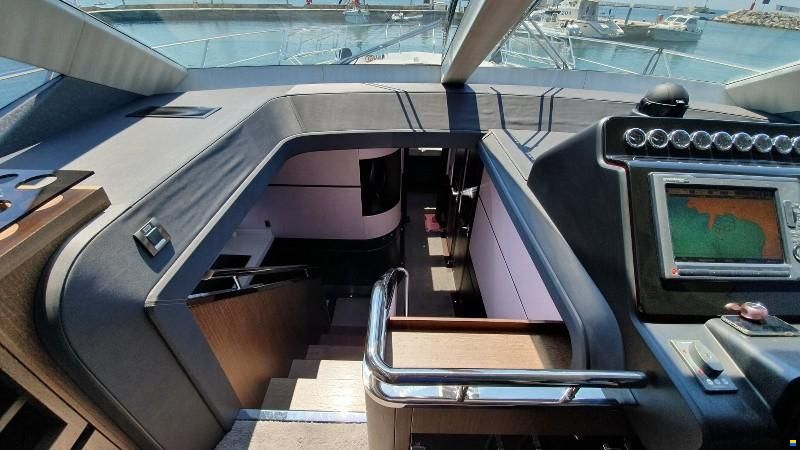 Galeon Skydeck 700