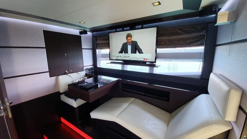 Galeon Skydeck 700