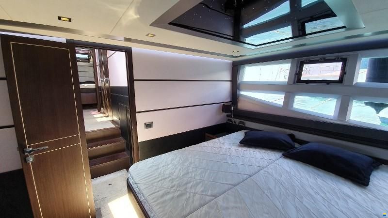 Galeon Skydeck 700