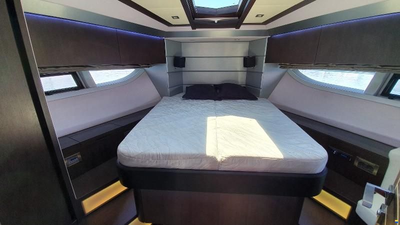 Galeon Skydeck 700