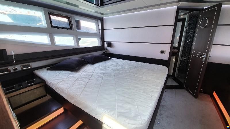 Galeon Skydeck 700