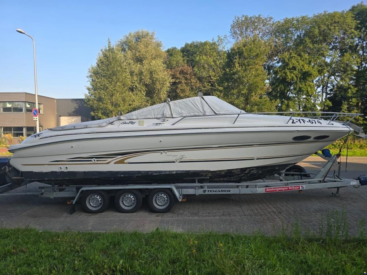 Sea Ray 280 SunSport Cuddy Cabin
