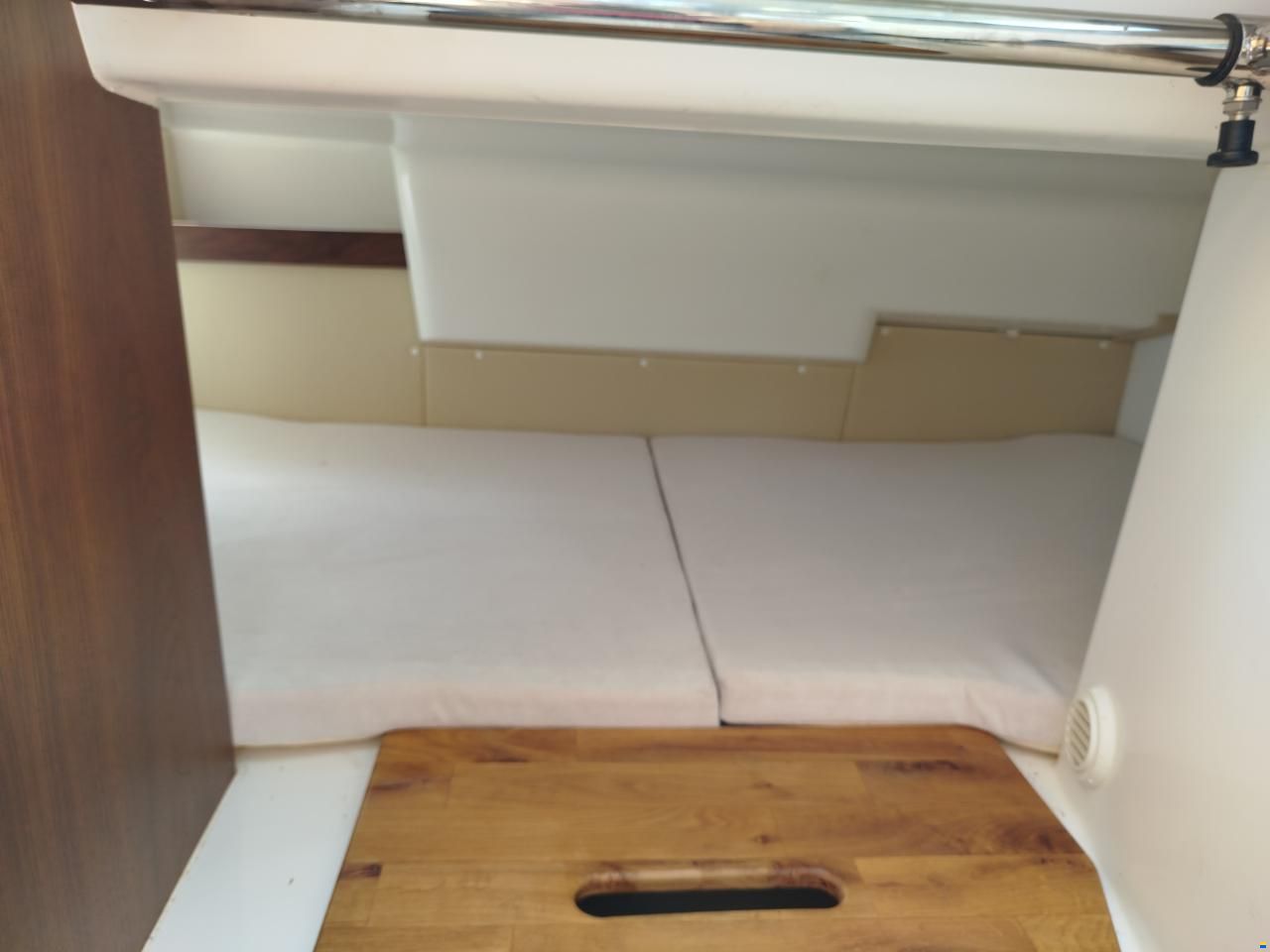 Galia 670 Middle Cabin