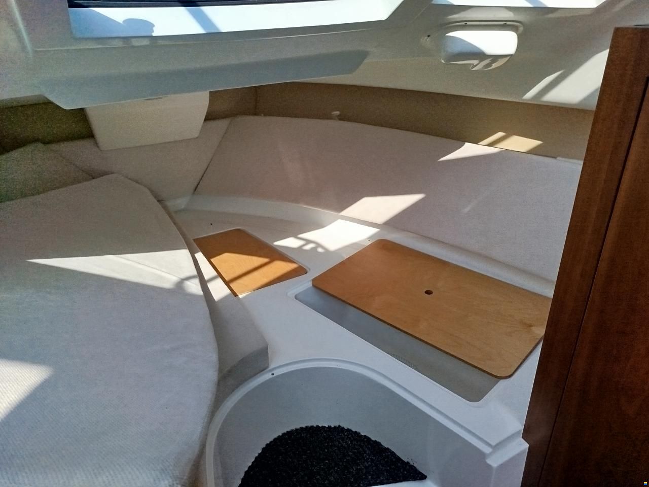 Galia 670 Middle Cabin