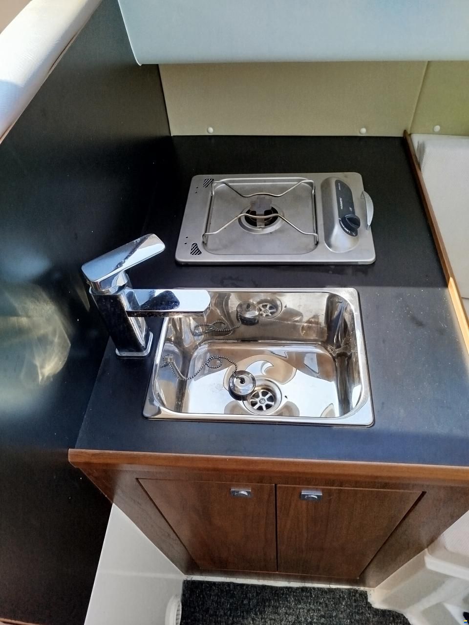 Galia 670 Middle Cabin