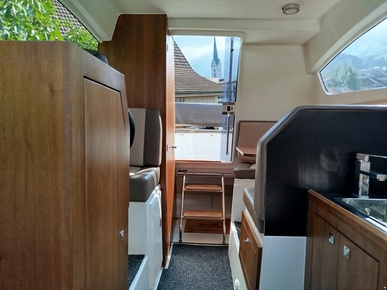 Galia 670 Middle Cabin