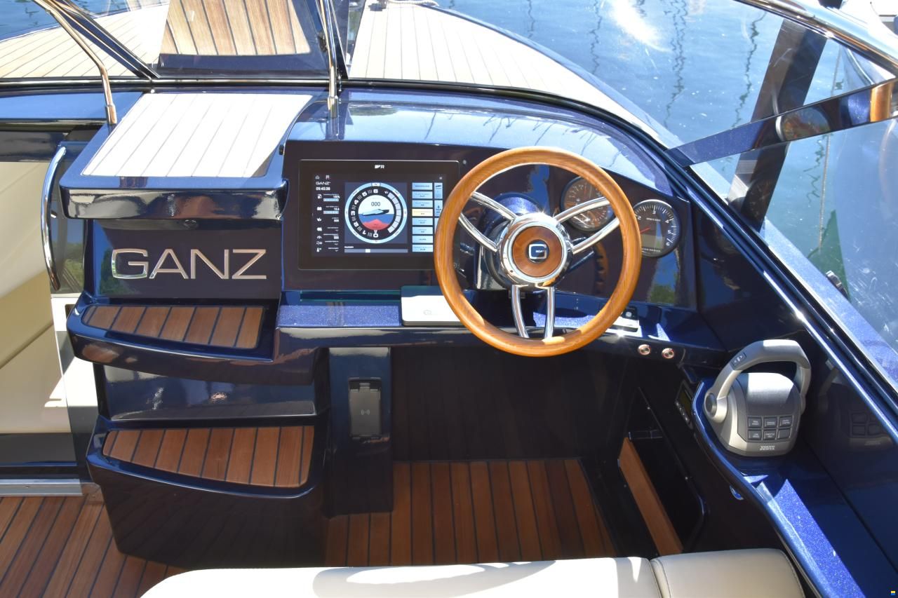 Ganz Boats Ovation 7.6 Cabin