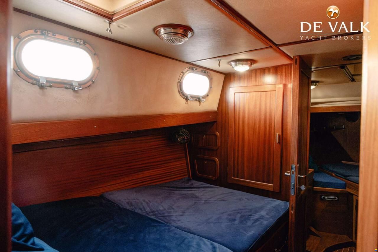 Custom Built Houseboat luxe motor