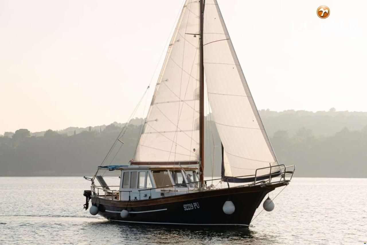 Custom Built Houseboat luxe motor