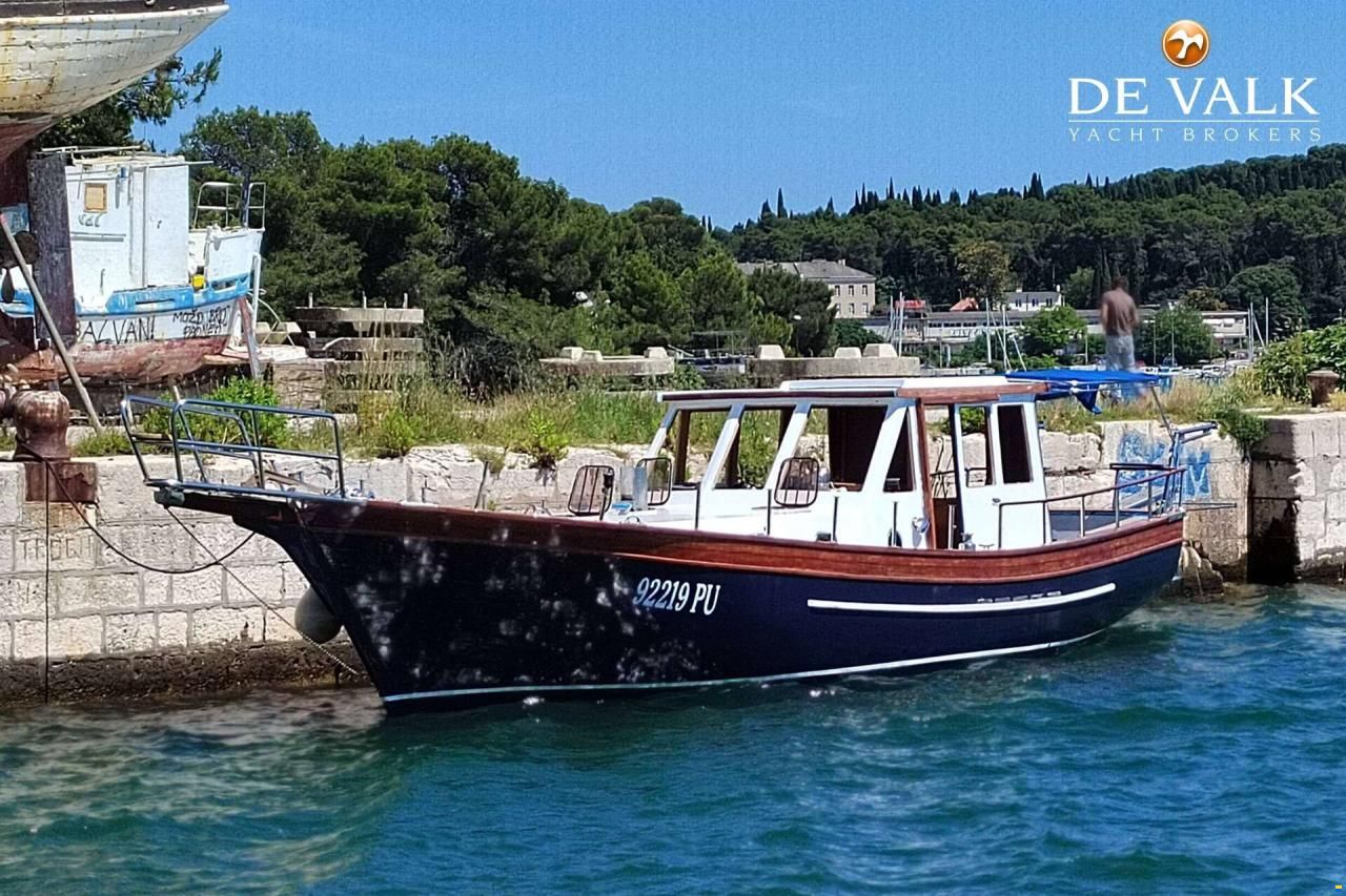 Custom Built Houseboat luxe motor