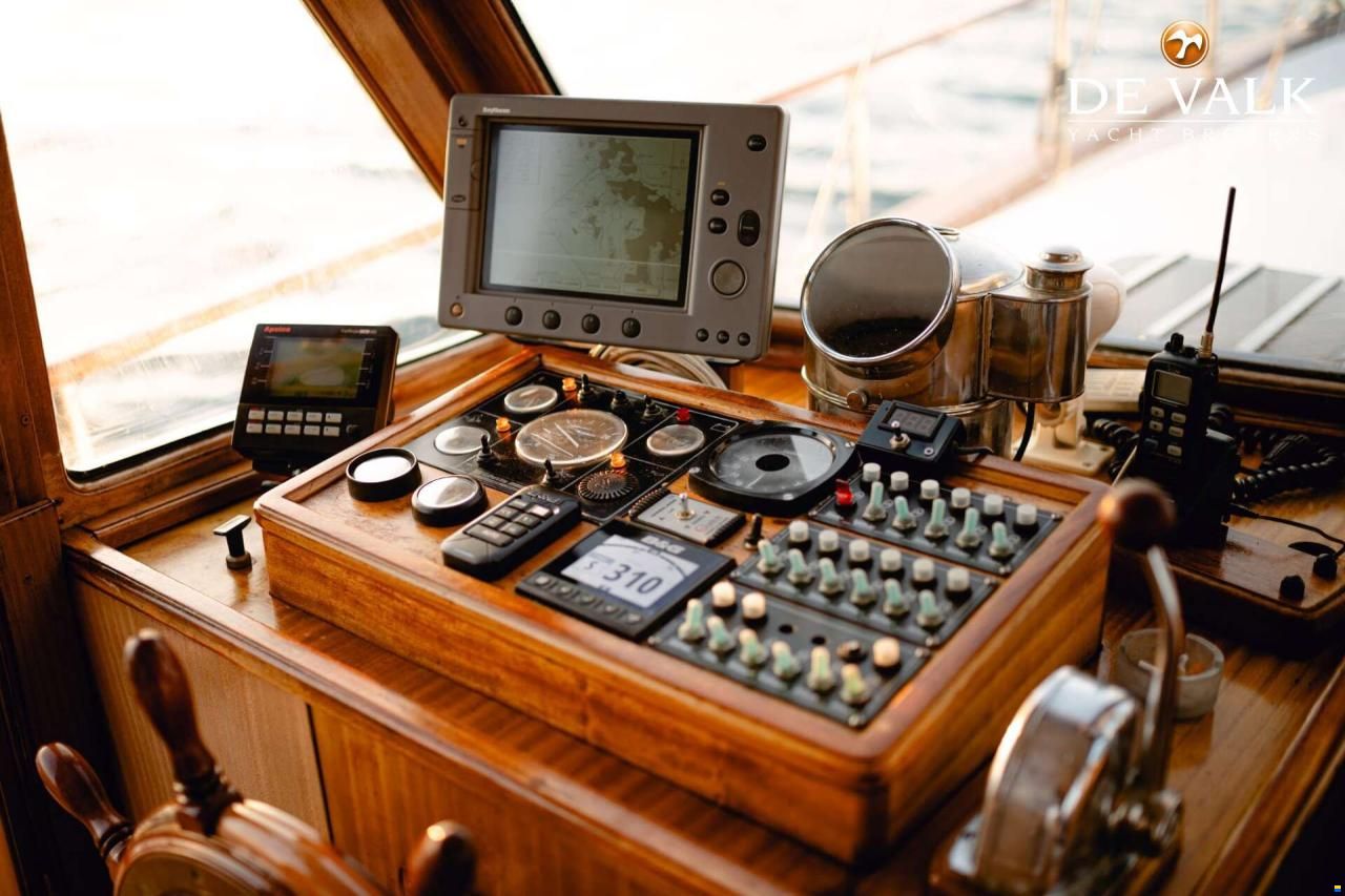 Custom Built Houseboat luxe motor