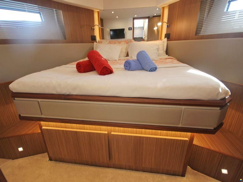 Cayman Yachts F520