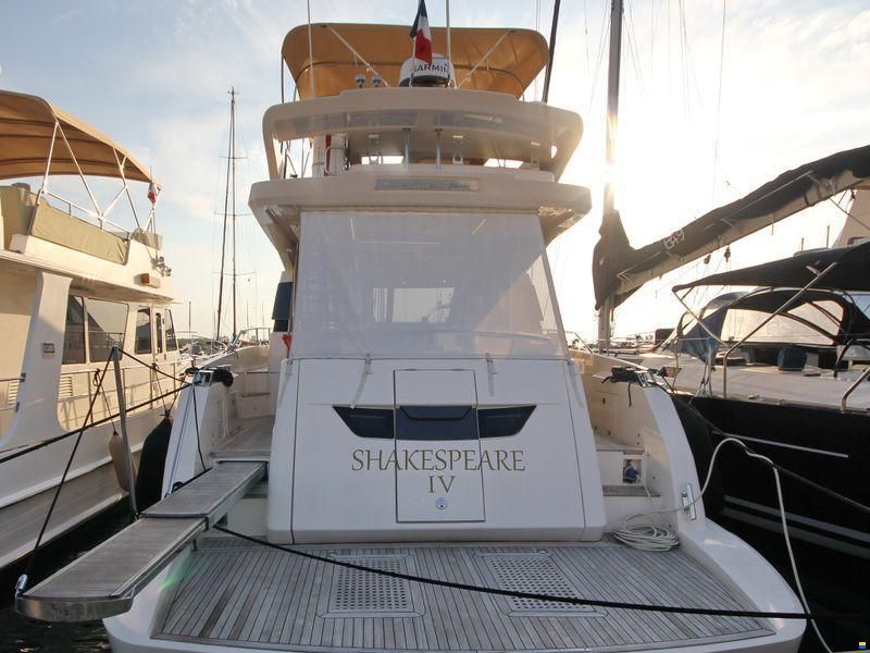 Cayman Yachts F520