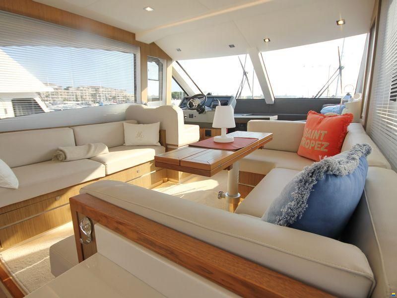 Cayman Yachts F520