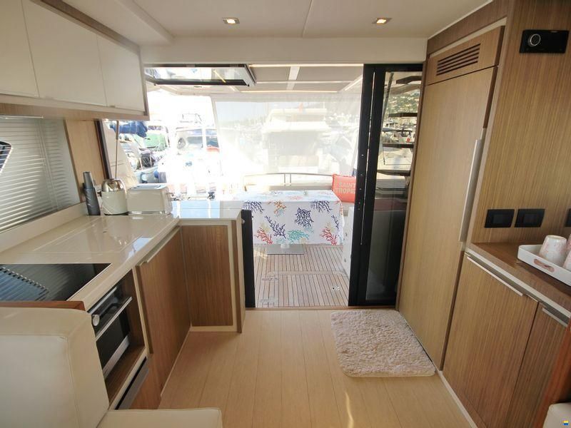 Cayman Yachts F520
