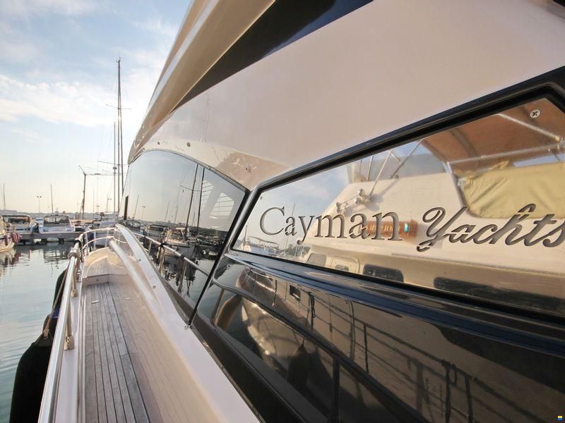Cayman Yachts F520