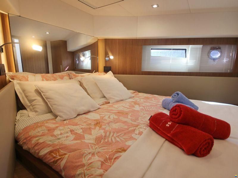 Cayman Yachts F520