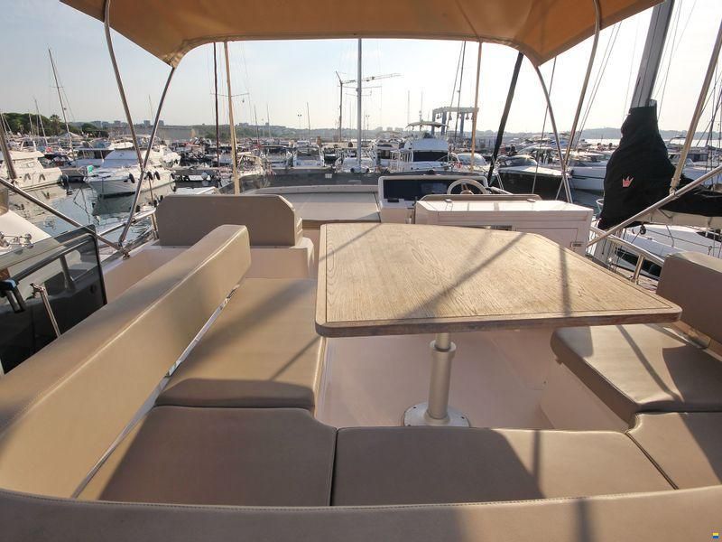 Cayman Yachts F520