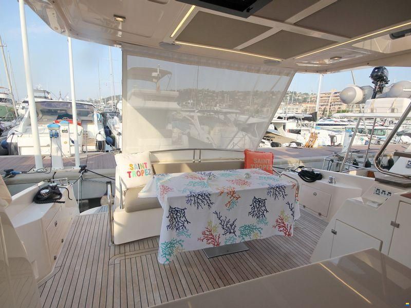 Cayman Yachts F520