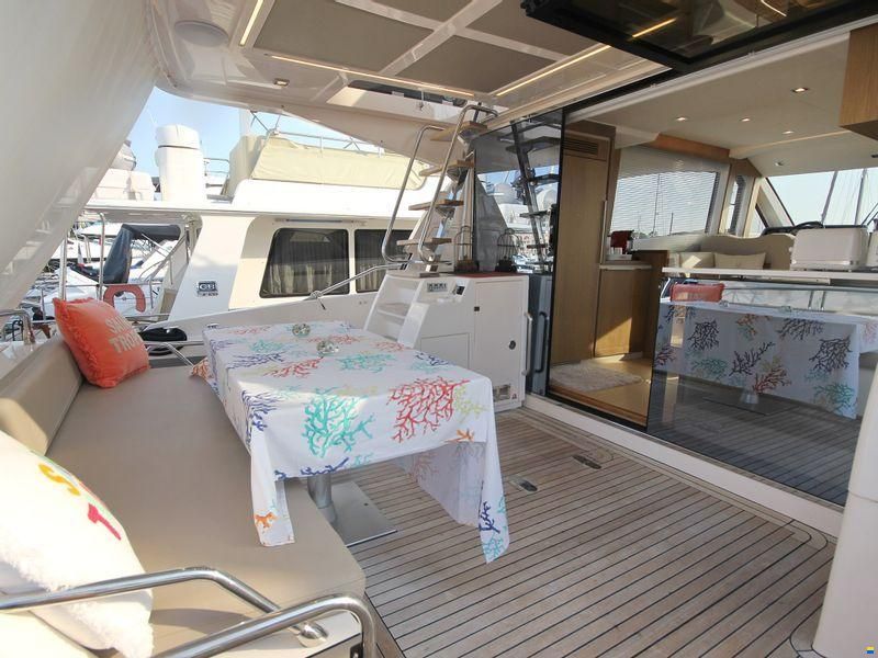 Cayman Yachts F520