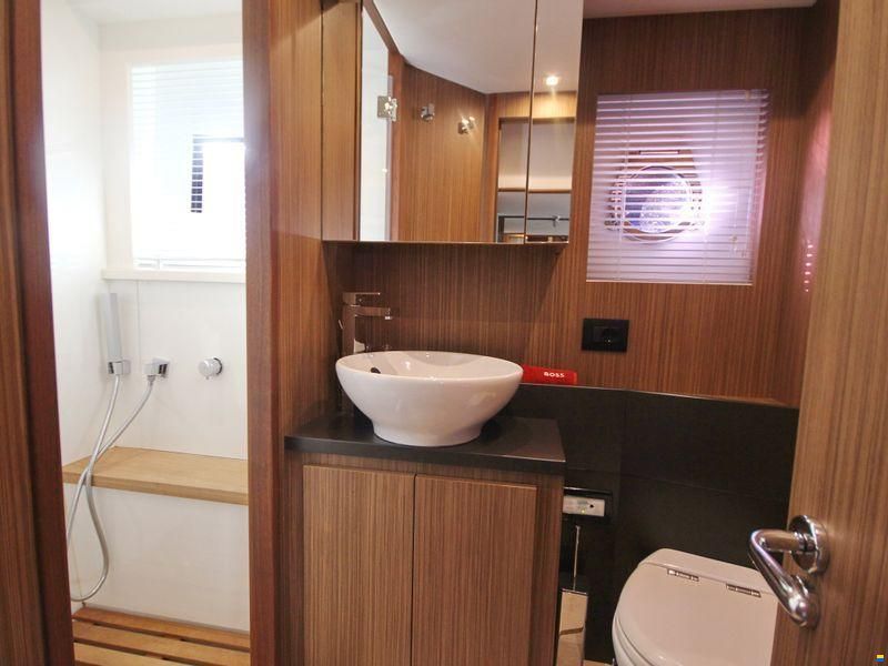 Cayman Yachts F520