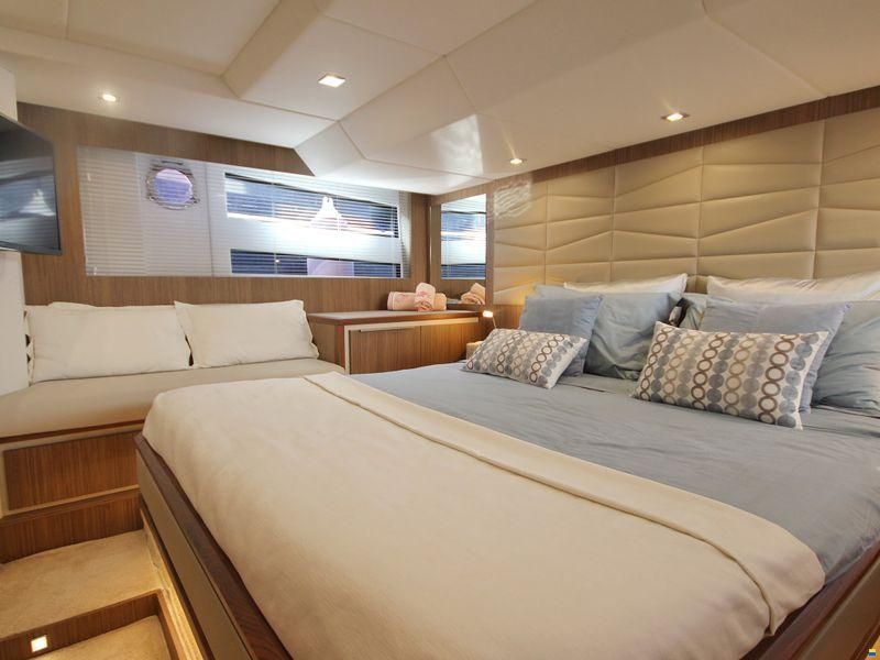 Cayman Yachts F520