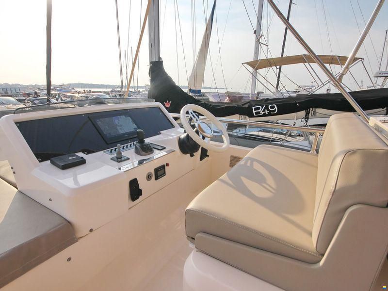 Cayman Yachts F520