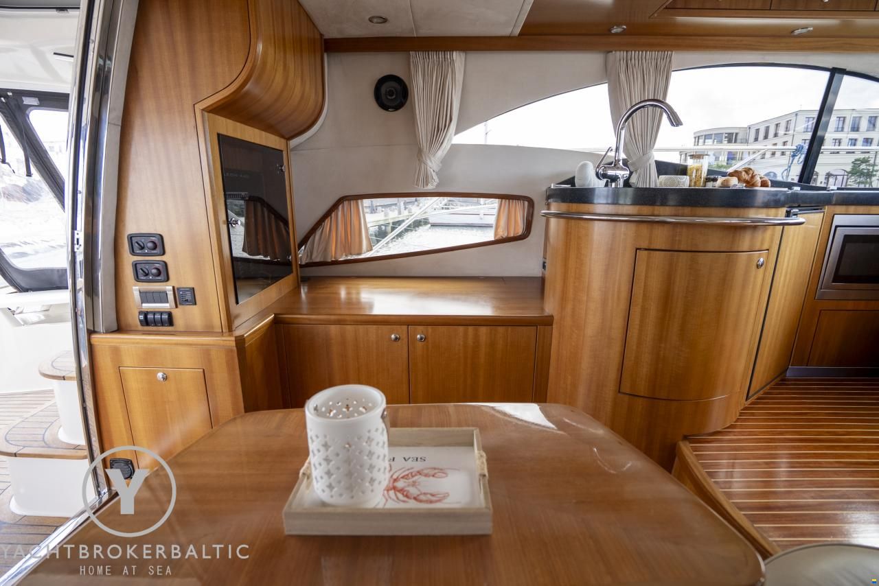 Galeon 440 fly