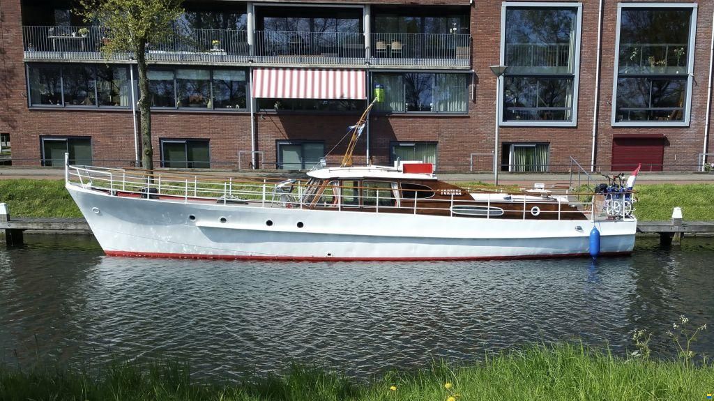 Klassiek motorjacht Directievaartuig