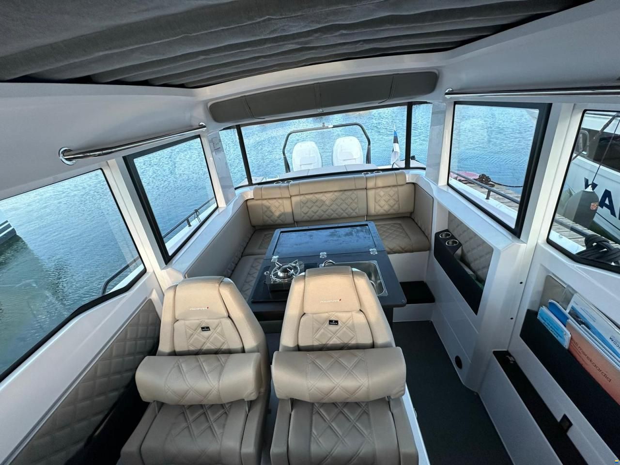 Axopar 37 XC Cross Cabin