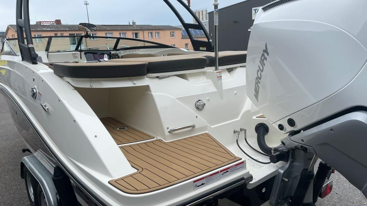 Sea Ray Sun Sport 230 Outboard