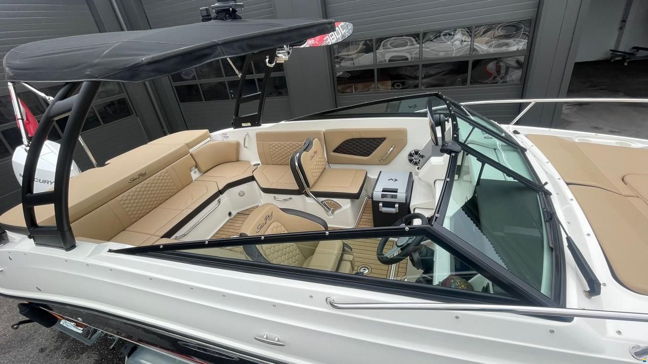 Sea Ray Sun Sport 230 Outboard