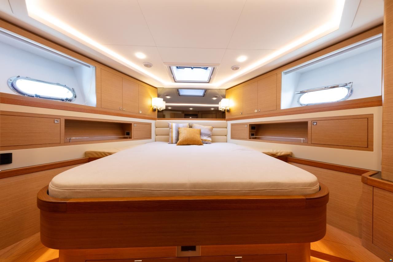 Selene 62 Explorer