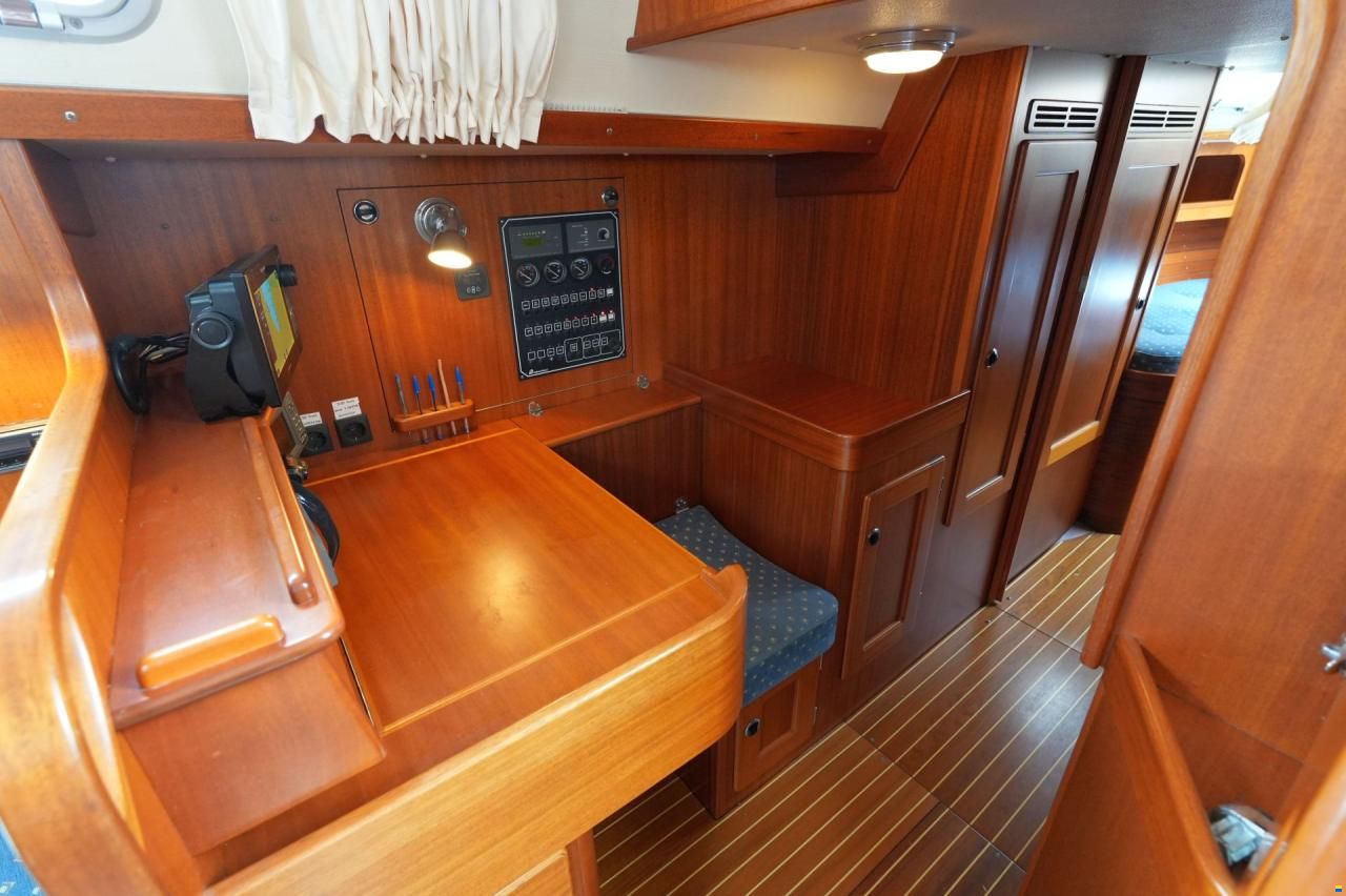 Hallberg-Rassy 37