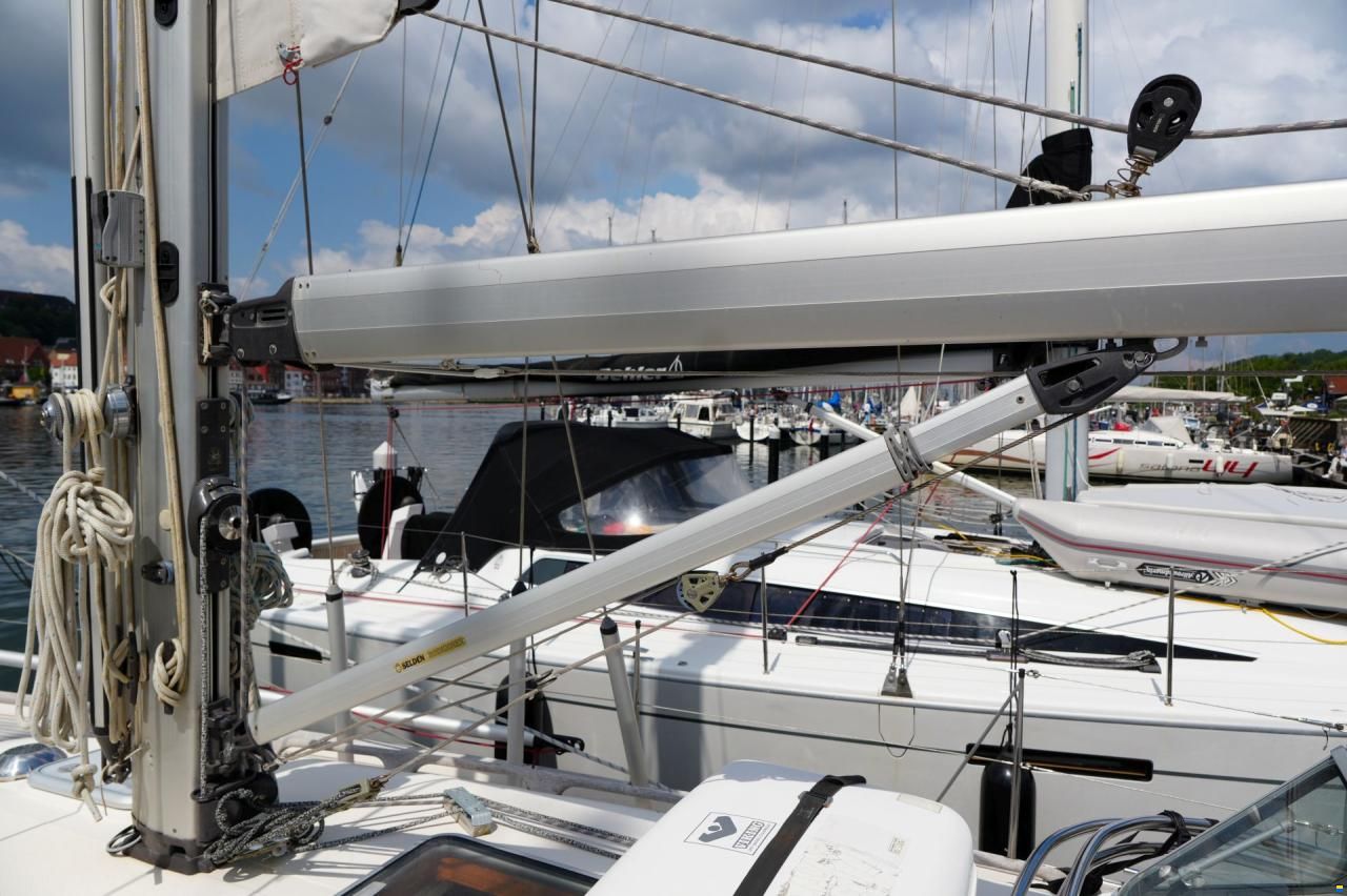 Hallberg-Rassy 37