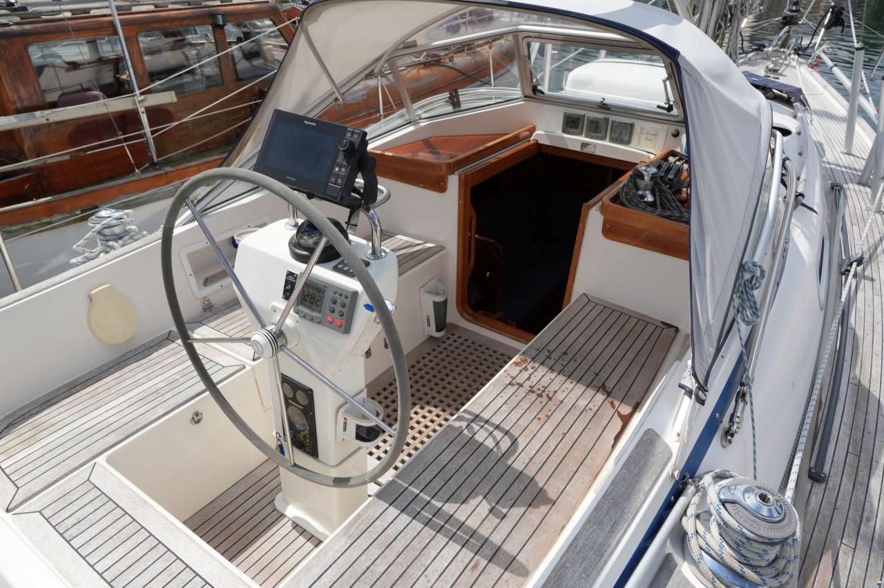 Hallberg-Rassy 37