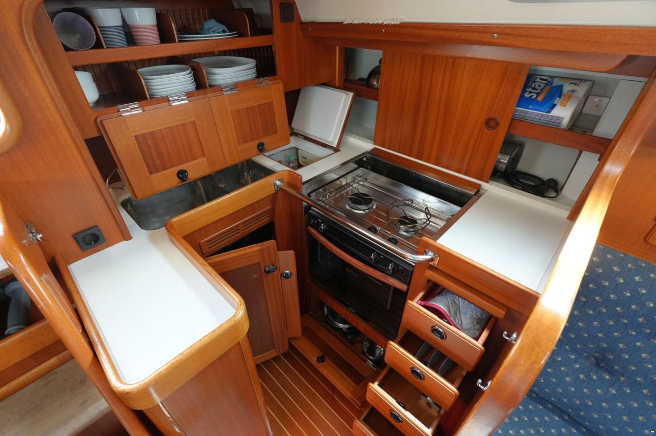 Hallberg-Rassy 37
