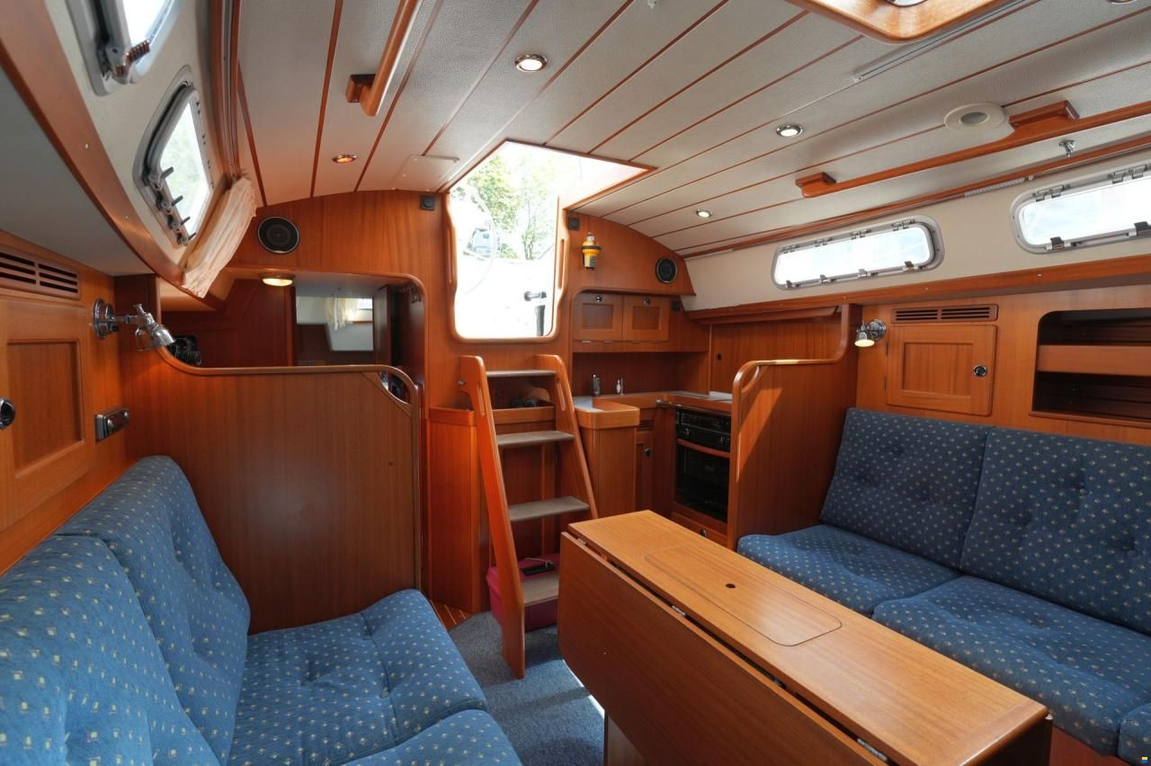 Hallberg-Rassy 37