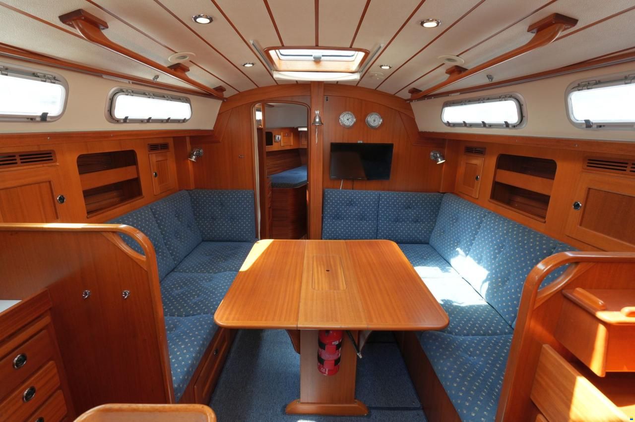 Hallberg-Rassy 37