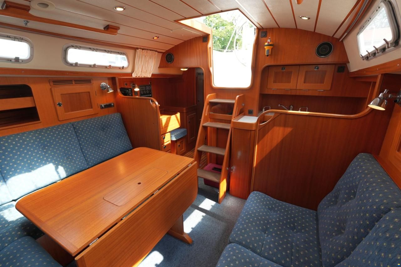 Hallberg-Rassy 37