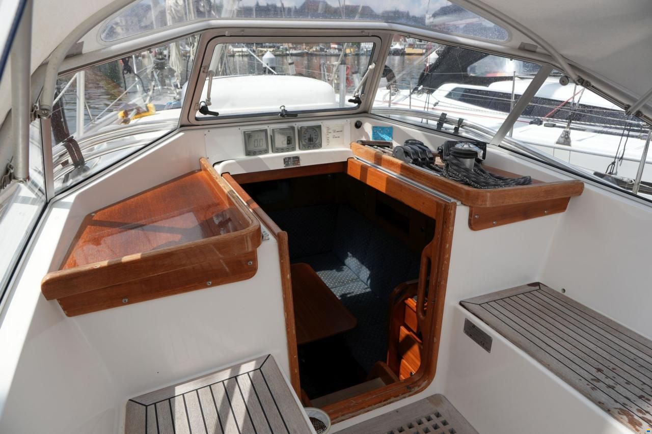 Hallberg-Rassy 37