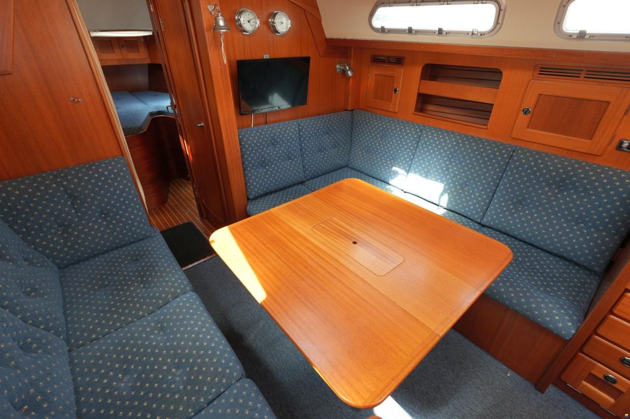 Hallberg-Rassy 37