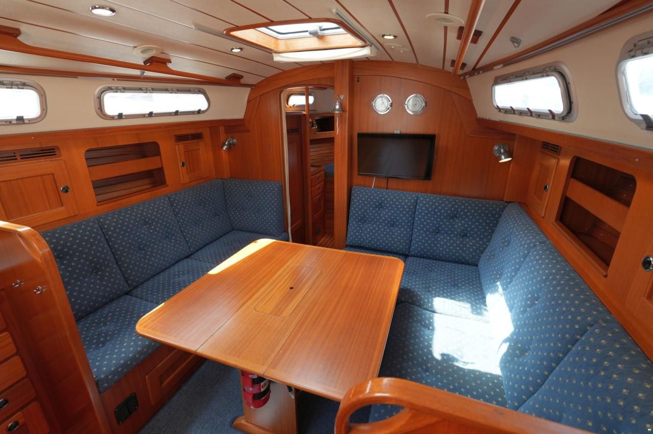Hallberg-Rassy 37