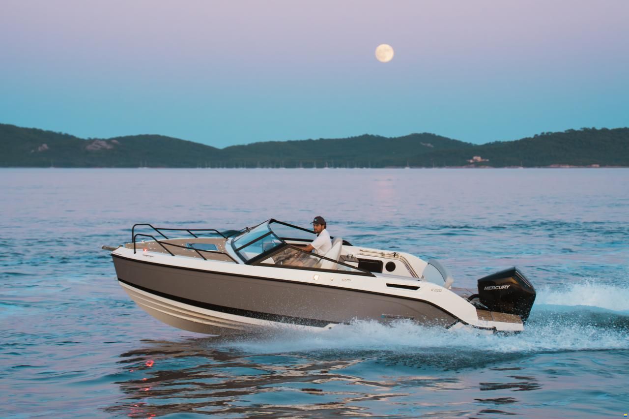 Quicksilver 675 Cruiser Deluxe Edition+Mercury F200X