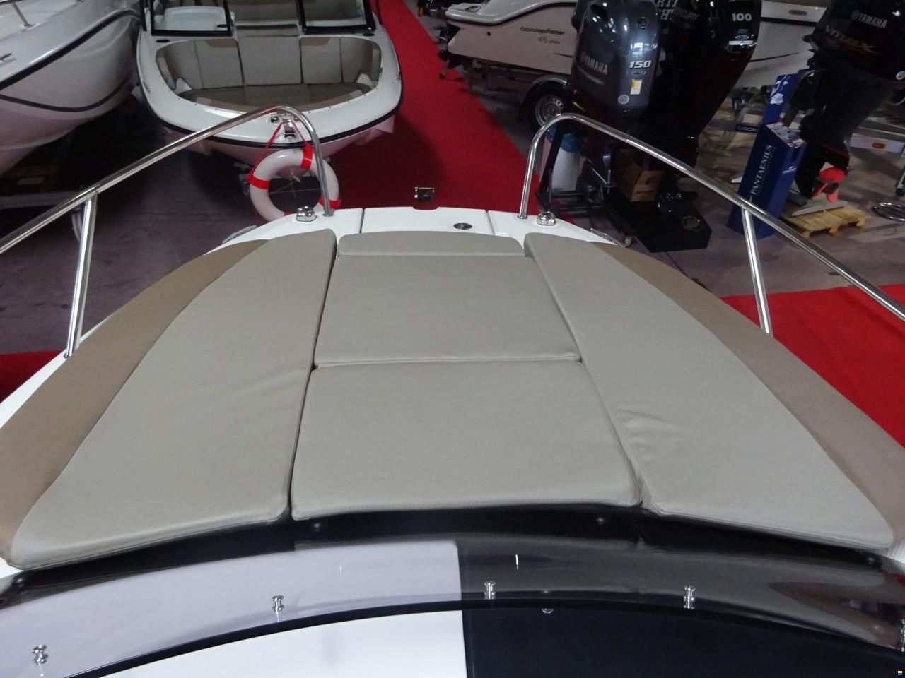 Quicksilver Activ 555 Cabin