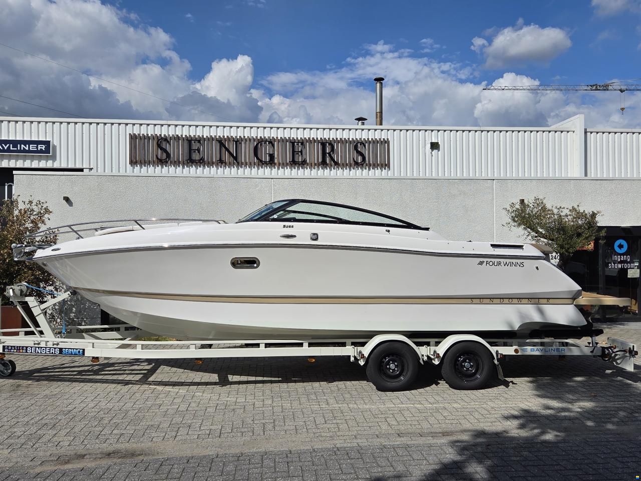 Four Winns S265 - V8-300 - low hours! - good condit
